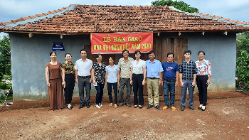 Lễ bàn giao nhà đại đoàn kết cho hộ nghèo thôn 13, xã Ea Khal