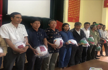 Công an huyện Ea H’Leo tuyên truyền về TTATGT cho  hội viên Hội nông dân