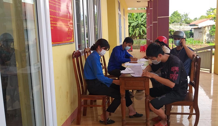 Tuổi trẻ Ea Hiao xung kích tình nguyện hỗ trợ công tác tiêm vắc xin phòng Covid- 19.
