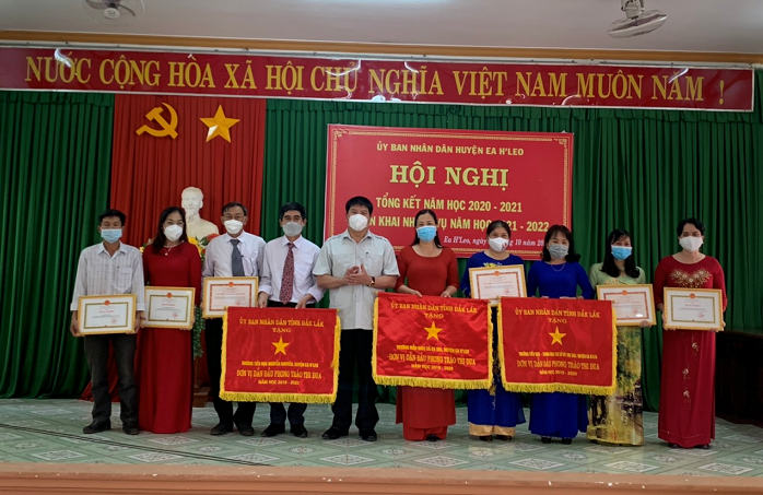 Người thầy giáo tận tụy, hết lòng vì sự nghiệp "Trồng người"