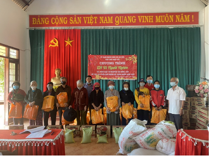 Hội Chữ thập đỏ xã Ea Sol tổ chức trao quà cho các hộ gia đình khó khăn