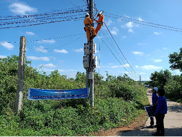 Tuổi trẻ Ea H’Leo thực hiện Công trình thanh niên ''Thắp sáng đường quê''