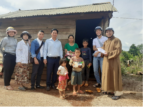 Chương trình "Tiếp bước em đến trường" của Liên Đội trường TH Ea Sol