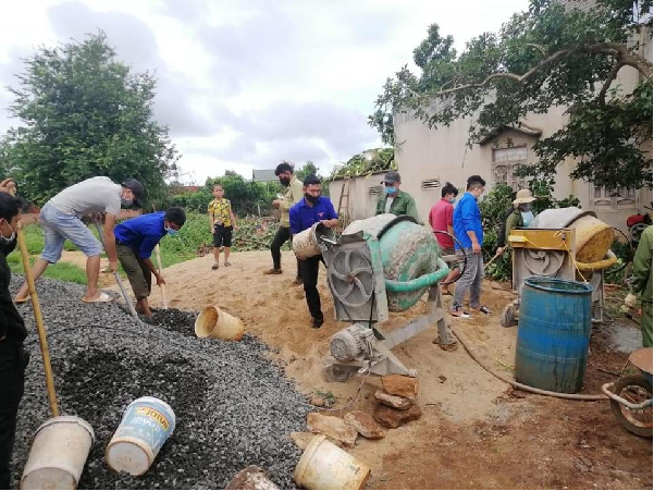 Tuổi trẻ xã Ea Sol hăng hái tham gia xây dựng nông thôn mới