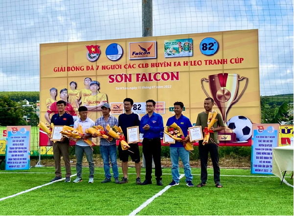 Khai mạc giải bóng đá 7 người các CLB huyện Ea H’Leo tranh Cúp Sơn Falcon năm 2022