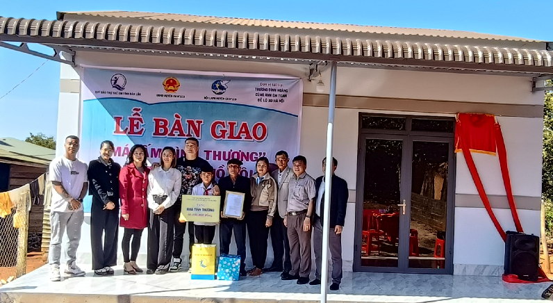 Hội Liên hiệp phụ nữ huyện trao nhà "Mái ấm tình thương"