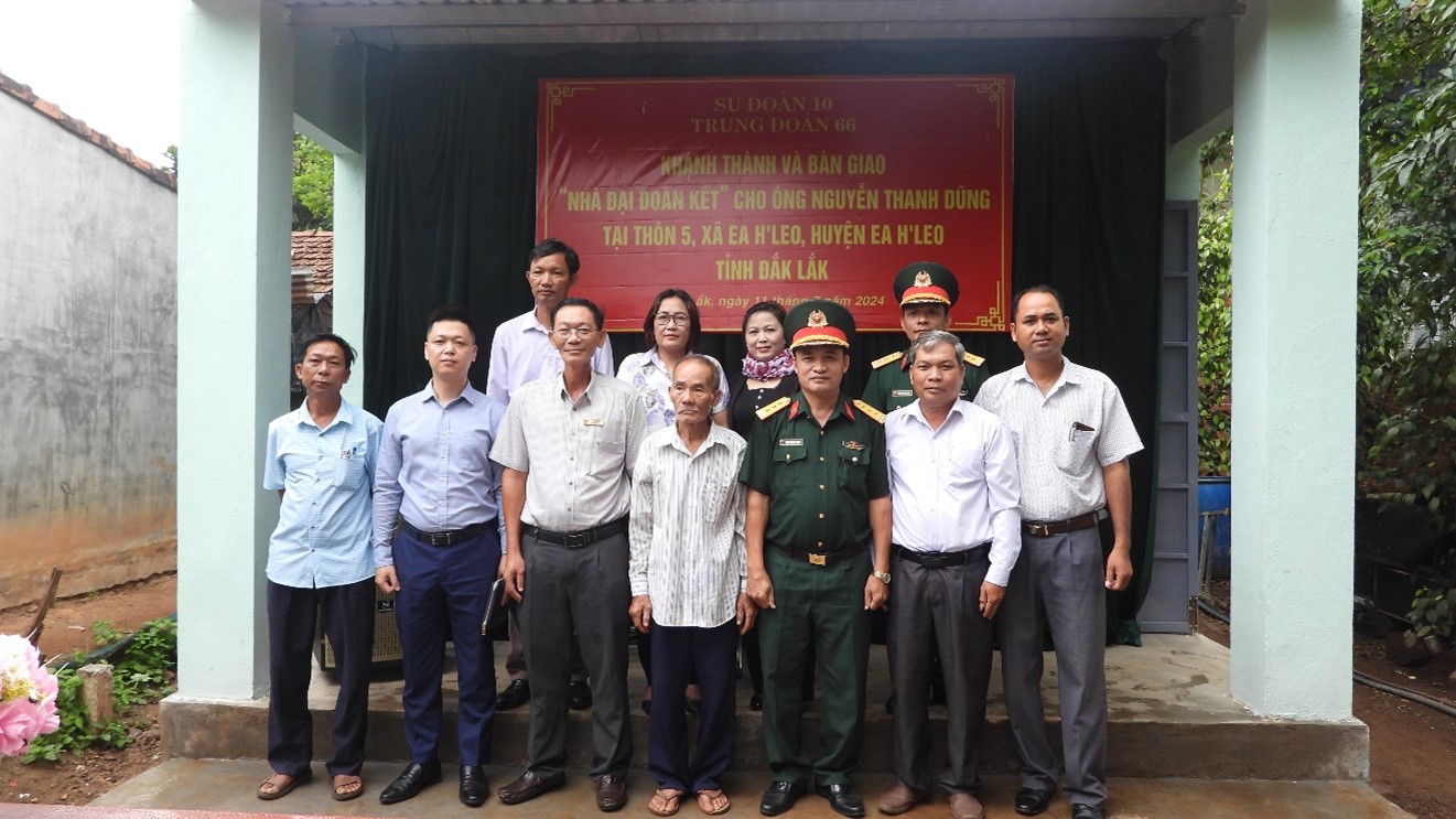 Huyện Ea H’Leo: Trung đoàn 66, sư đoàn 10 bàn giao nhà đại đoàn kết cho hộ nghèo ở xã Ea H’Leo