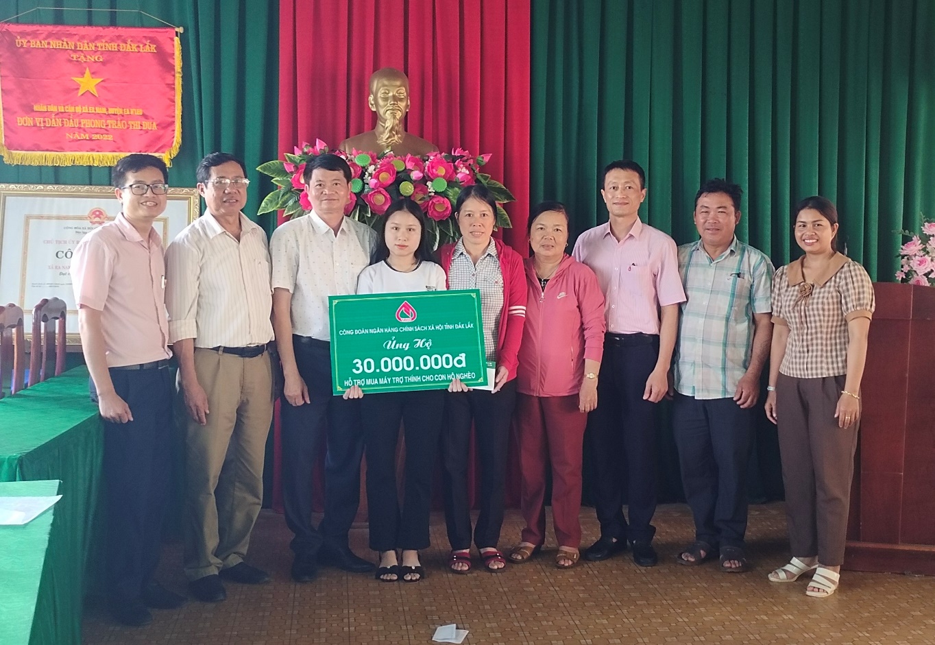 Công đoàn Ngân hàng chính sách xã hội tỉnh Đắk Lắk trao tiền hỗ trợ mua máy trợ thính cho con hộ nghèo
