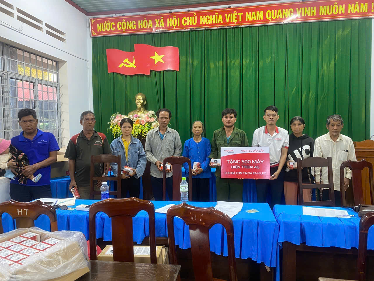 Chi nhanh Viettel Ea H’Leo triển khai chương trình tặng miễn phí điện thoại 4G cho các khách hàng