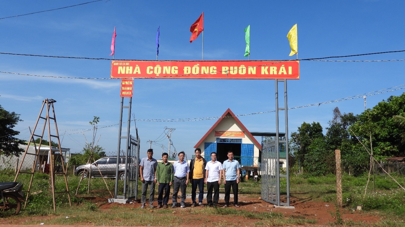 Tòa an Nhân dân huyện Ea H’Leo bàn giao cổng chào cho buôn Krái, xã Ea Sol (đơn vị kết nghĩa)