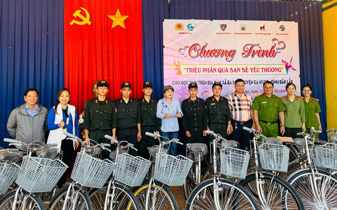 Tặng 30 xe đạp cho học sinh nghèo vượt khó