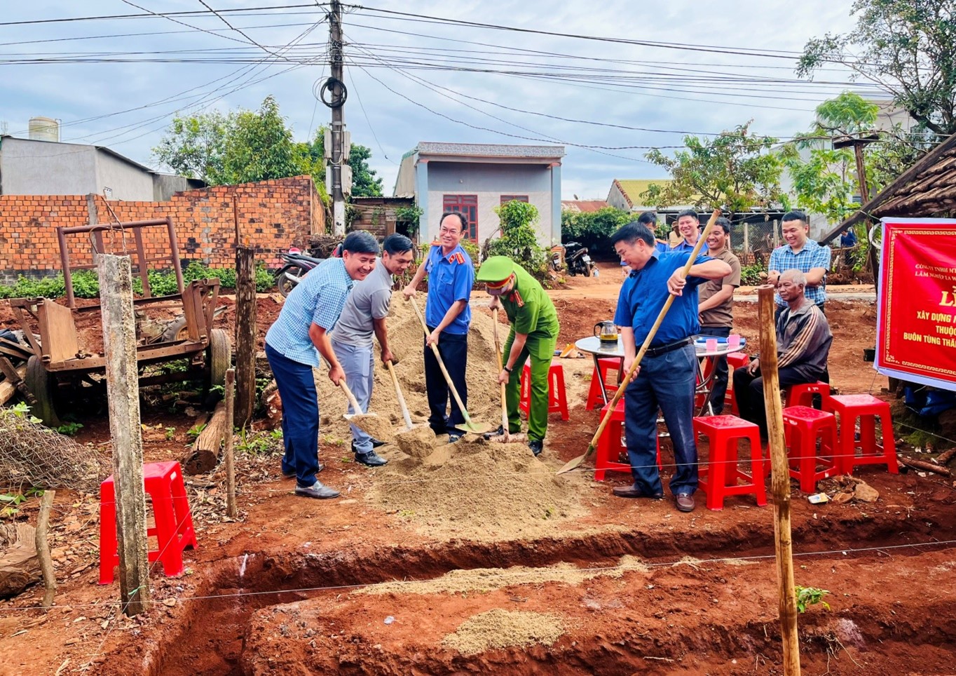 Viện Kiểm sát Nhân dân huyện khởi công xây dựng nhà tình nghĩa cho hộ nghèo tại xã Ea Răl