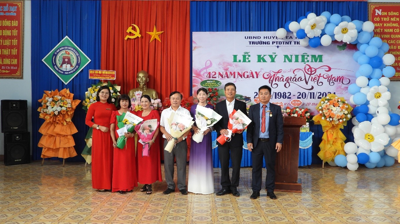 Trường PTDT Nội trú –THCS tổ chức Lễ kỷ niệm 42 năm ngày Nhà giáo Việt Nam