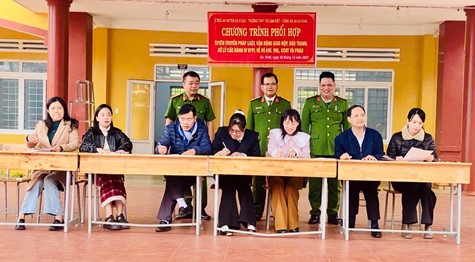 Chương trình phối hợp tuyên truyền pháp luật, vận động giao nộp, đấu tranh, xử lý các hành vi vi phạm pháp luật về vũ khí, vật liệu nổ, công cụ hỗ trợ và pháo tại các trường học trên địa bàn xã Ea Khăl.
