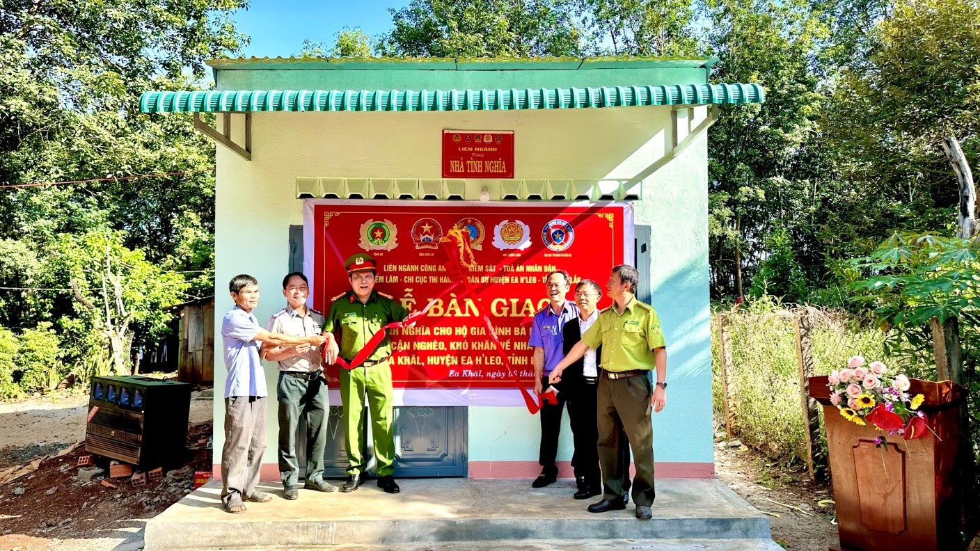 Liên ngành Công an - Viện kiểm sát -Tòa án Nhân dân - Hạt Kiểm lâm – Chi cục Thi hành án dân sự huyện EaH’Leo bàn giao nhà tình nghĩa cho hộ cận nghèo khó khăn về nhà ở