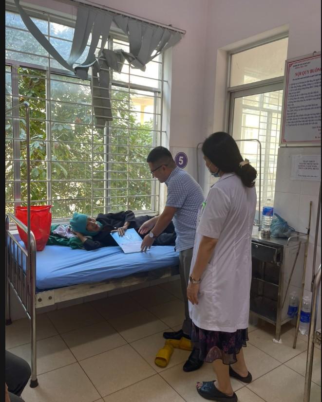 Bảo hiểm Xã hội huyện Ea H’Leo trao quà cho các bệnh nhân có hoàn cảnh khó khăn tại Trung tâm y tế huyện Ea H'Leo