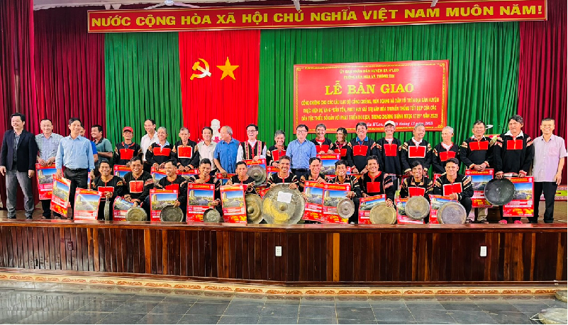 Lễ bàn giao cồng chiêng cho các câu lạc bộ Cồng chiêng, múa xoang và dân vũ trên địa bàn huyện năm 2023