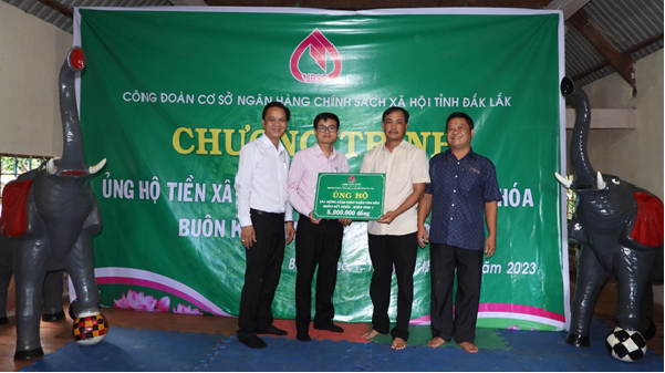 Ngân hàng chính sách xã hội tỉnh Đắk Lắk làm tốt công tác kết nghĩa với buôn Hiao 1, xã Ea Hiao