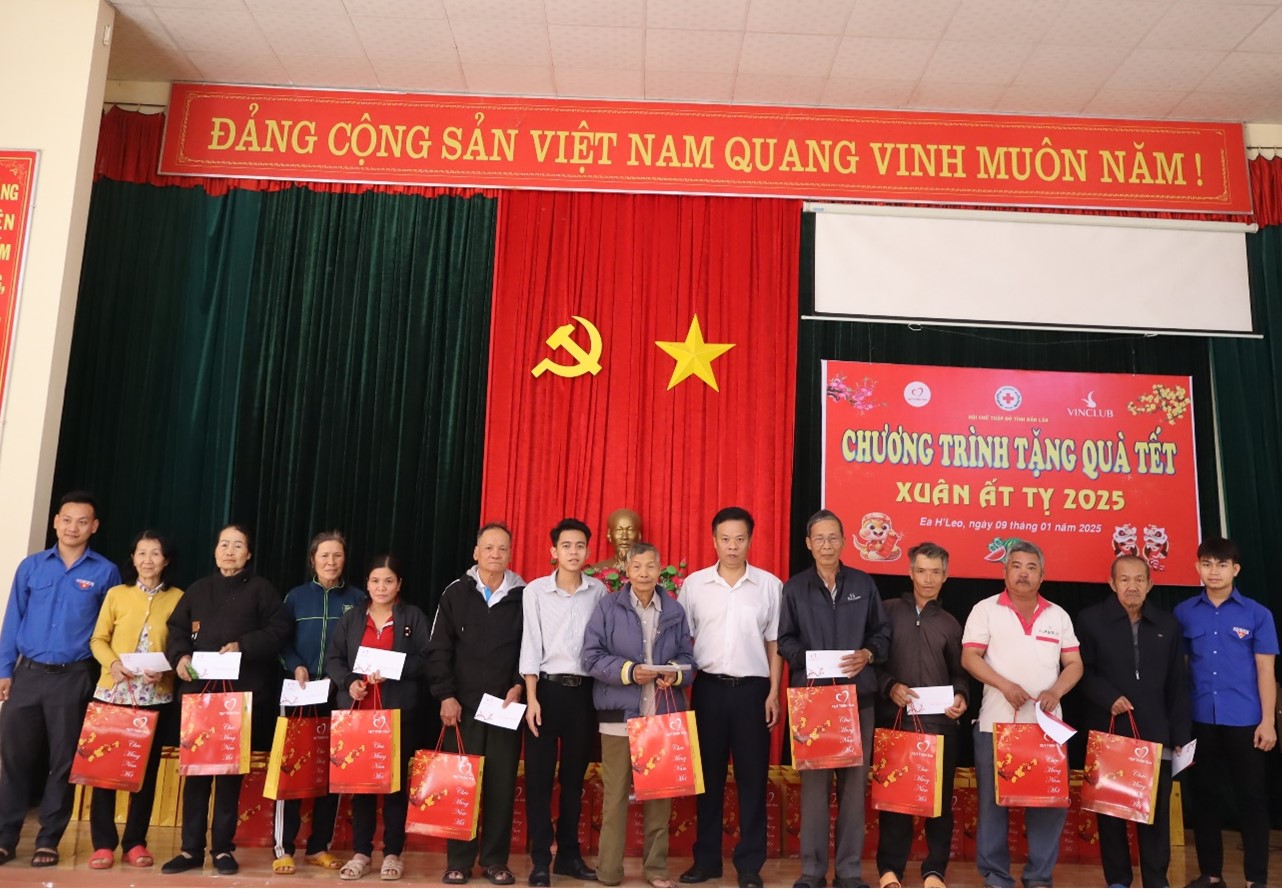 Quỹ Thiện Tâm - Tập đoàn Vingroup: Trao 600 suất quà Tết cho người nghèo huyện Ea H’Leo