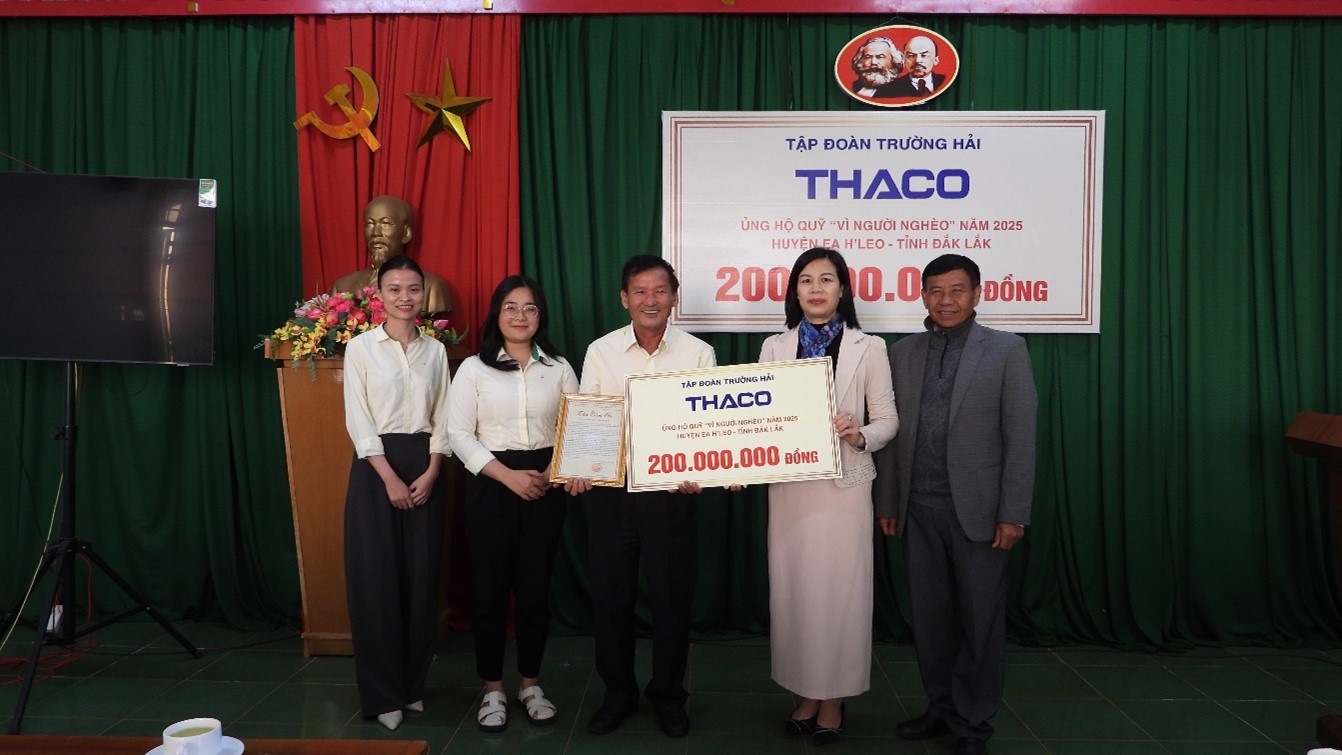 Tập đoàn THACO ủng hộ Quỹ vì người nghèo huyện Ea H’Leo