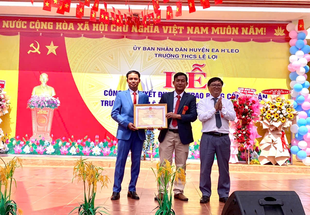 Trường THCS Lê Lợi, huyện Ea H’Leo đón Bằng công nhận Trường đạt chuẩn Quốc gia mức độ I