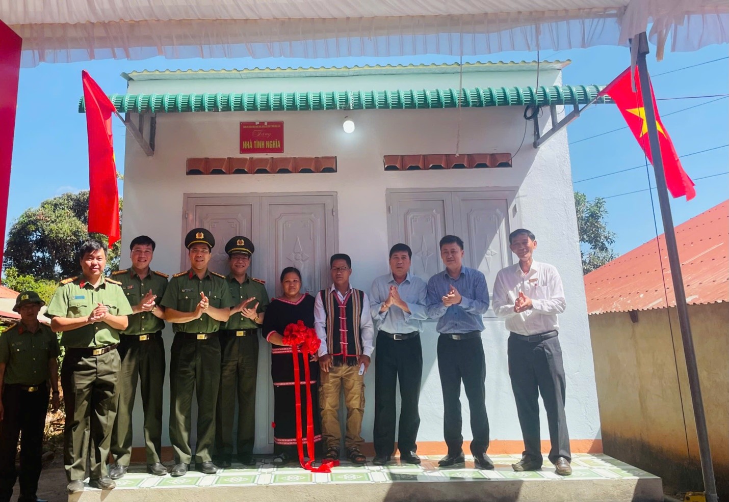 Lễ bàn giao nhà cho hộ gia đình bà Rơ Âu H'hra trú tại Buôn Dang xã Ea H’Leo