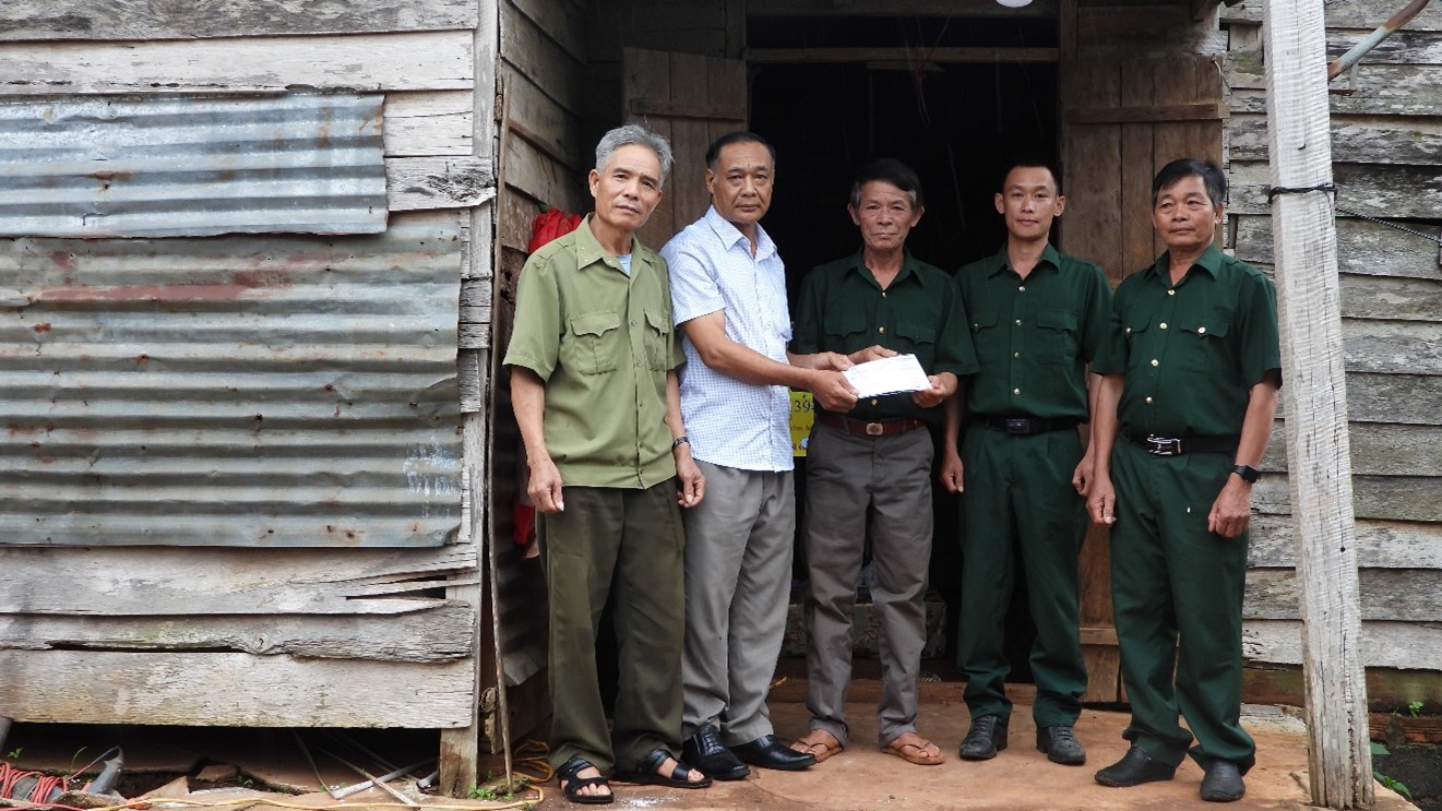 Hội cựu chiến binh huyện Ea H’Leo trao sổ tiết kiệm cho hội viên