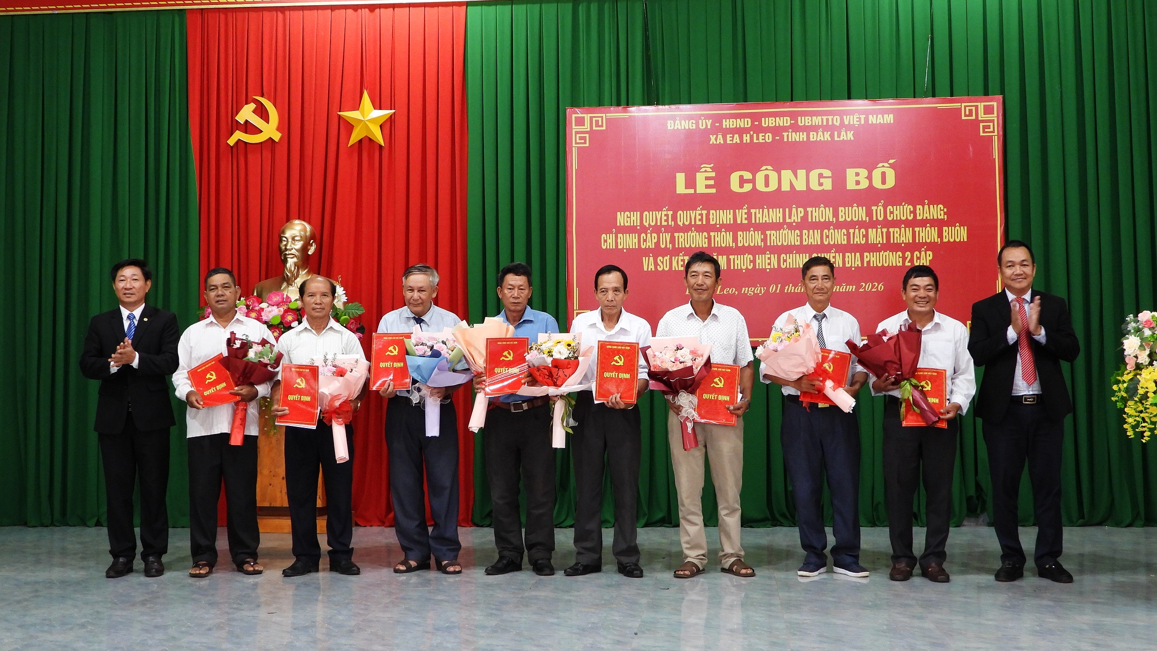 Xã Ea H’Leo, tỉnh Đắk Lắk tổ chức Lễ công bố các Nghị quyết, Quyết định về sắp xếp tổ chức thôn, buôn; công bố các quyết định thành lập tổ chức Đảng và chỉ định các chức danh lãnh đạo ở thôn, buôn sau sắp xếp. Sơ kết 1 năm thực hiện mô hình chính quyền địa phương 2 cấp.