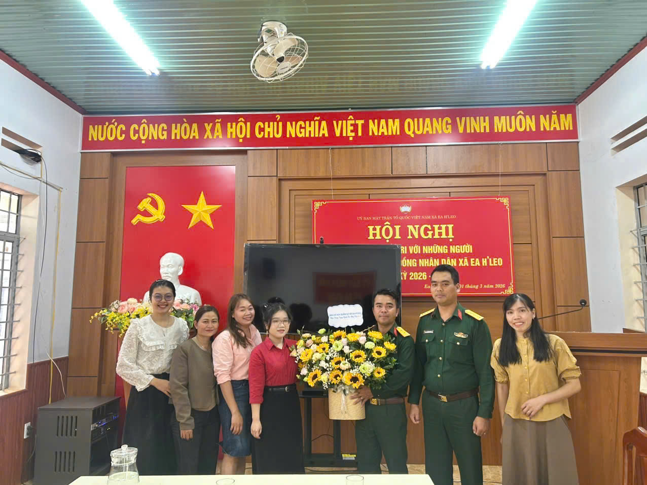 Ban CHQS xã Ea H’Leo thăm, tặng quà phụ nữ nhân dịp 8/3