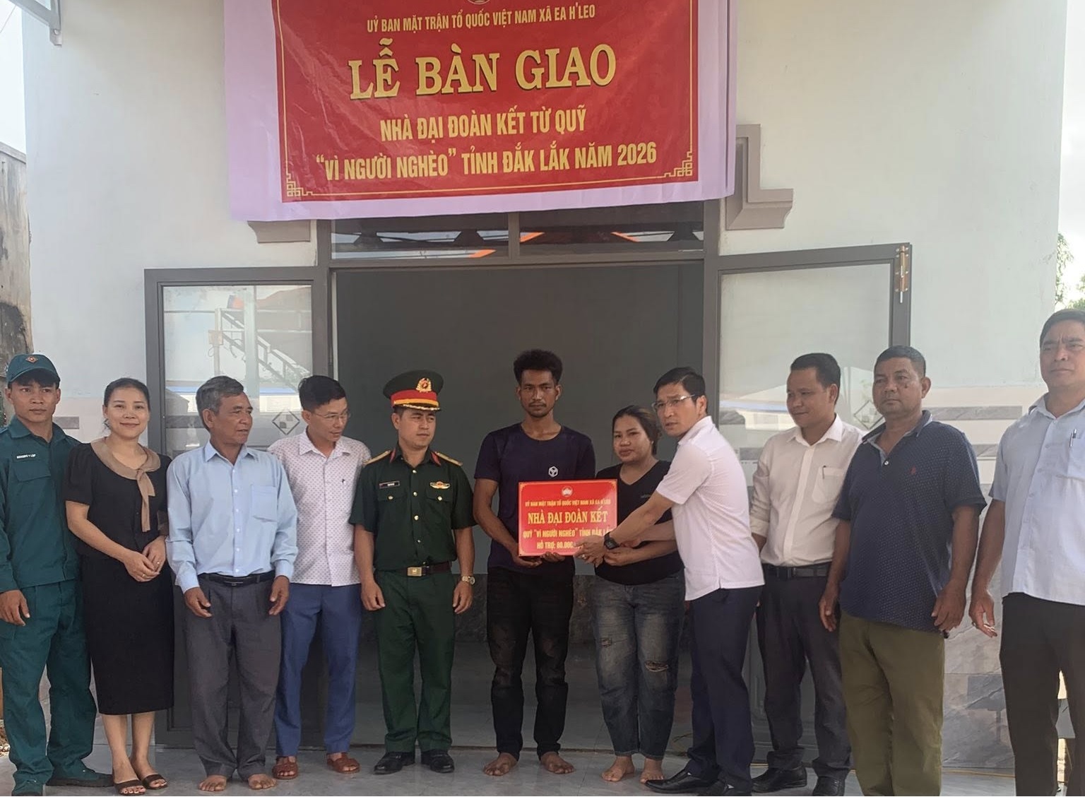 Bàn giao nhà đại đoàn kết cho hộ ông Y Ty Ksơr ở buôn Săm B
