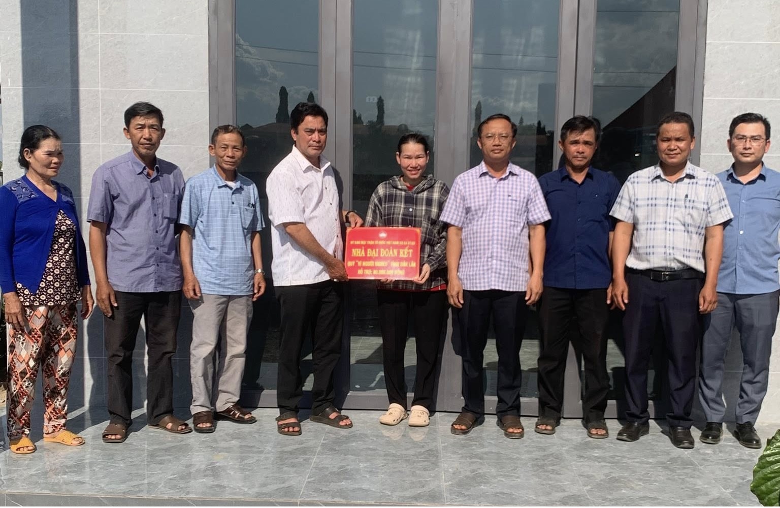 Bàn giao nhà đại đoàn kết cho hộ bà Trần Thị Kim Sương ở thôn 4