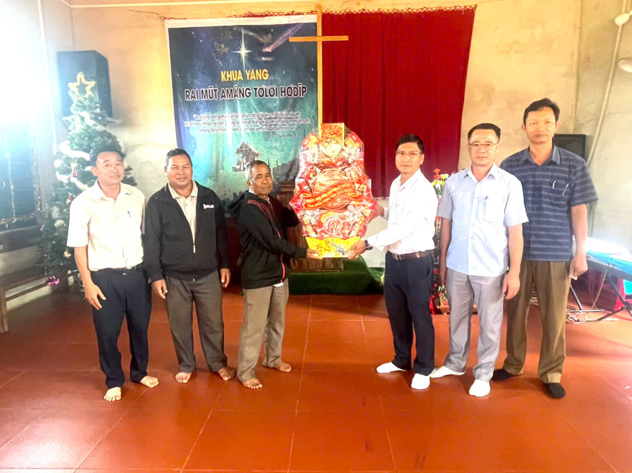THĂM, TẶNG QUÀ VÀ CHÚC MỪNG CÁC ĐIỂM SINH HOẠT TIN LÀNH NHÂN DỊP LỄ GIÁNG SINH NĂM 2025